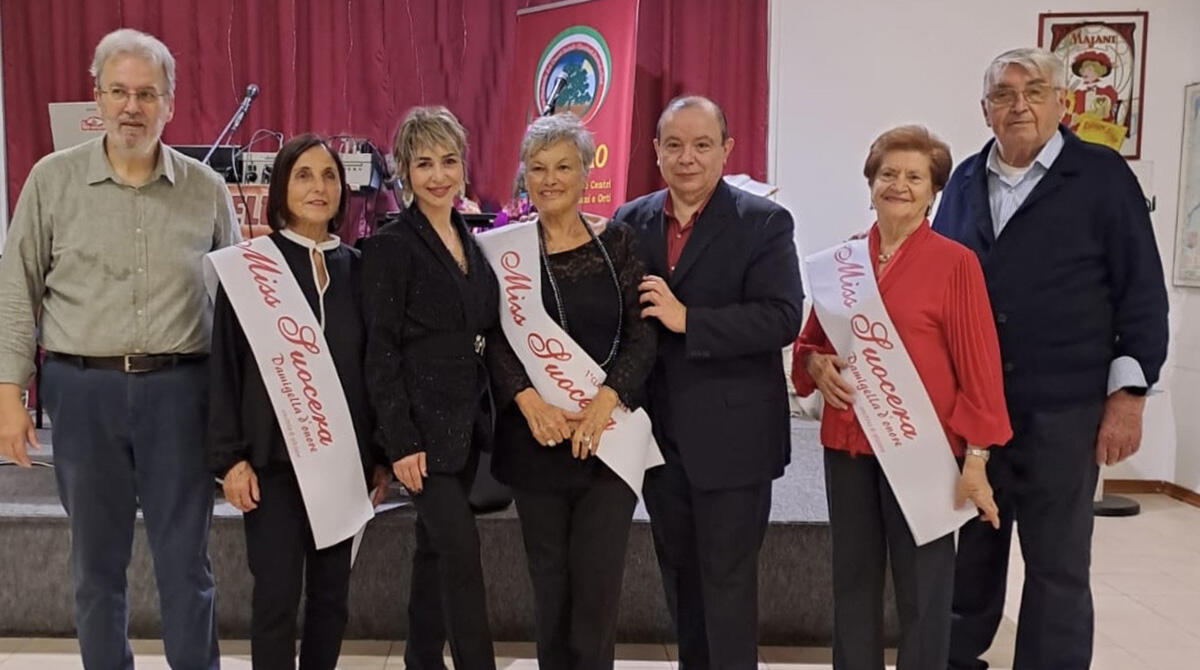 Una Miss per Suocera: a Rimini vince il concorso la 71enne Sandra Corazzi - Le tre vincitrici di selezione, in compagnia di Paolo Teti, Serena Pagliarani, del Presidente Sandro Costantini e del Vice Presidente Giuseppe Cenni