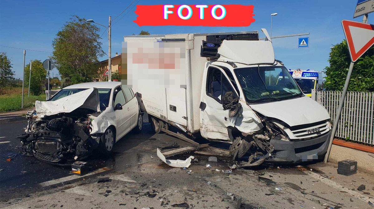 Incidente sulla Marecchiese, violento impatto tra auto e furgone all'altezza di Corpolò - 