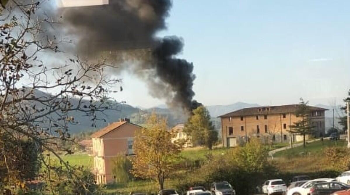 Sant'Agata Feltria: casolare a fuoco, colonna di fumo nero si leva in cielo - 