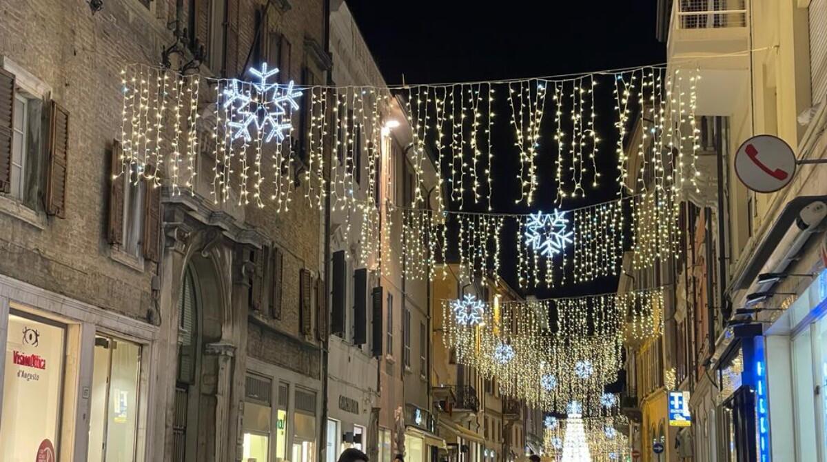 Rimini si accenderà per il Natale con un' illuminazione coordinata di 90 chilometri - Rimini illuminata con luci natalizie