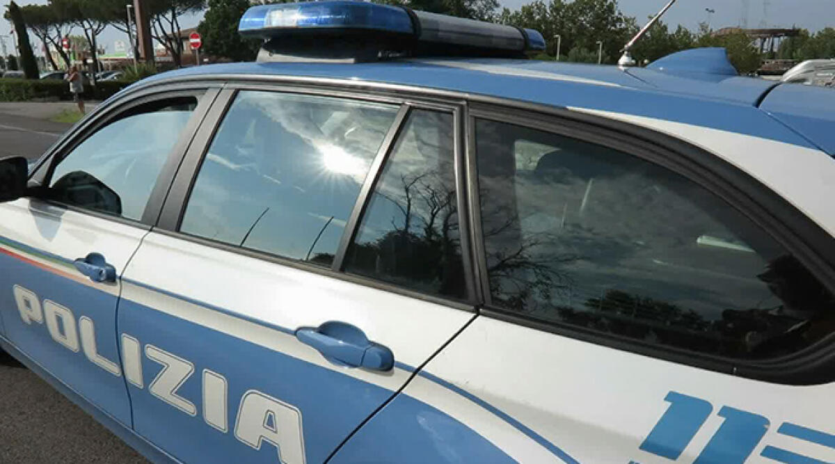Schiacciata da un autobus da scuola, muore 14enne a Piacenza - Una pattuglia della polizia stradale