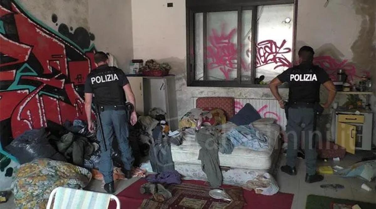 Ex area Forlani, addio degrado e spazio a un grande parcheggio - Interno dell'ex area Forlani trasformata in bivacco ARCHIVIO