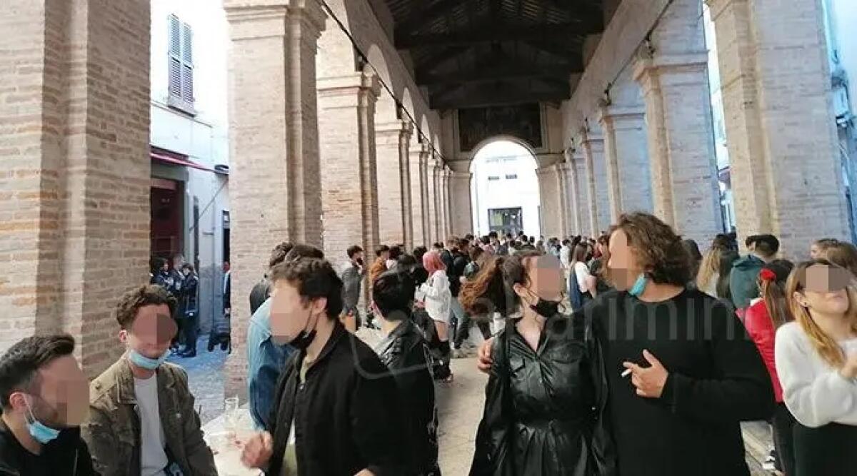 Vecchia pescheria, c'è chi vuole cambiare marcia: "Basta discoteca a cielo aperto" - Giovani nella Vecchia Pescheria, foto di repertorio