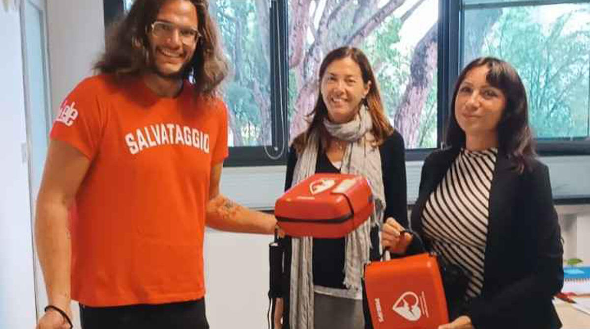 Spiaggia chiusa, ma i defibrillatori non rimangono "fermi": prestati alle scuole - 