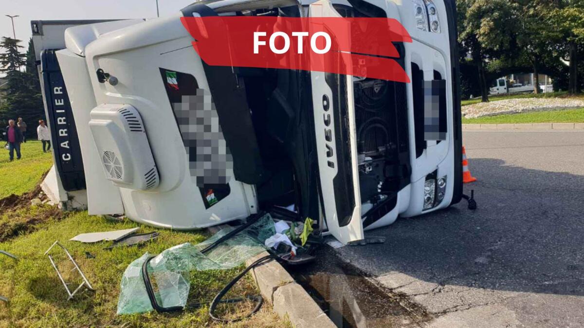 Camion si ribalta alla rotonda, autista rimane incastrato: è in gravi condizioni -