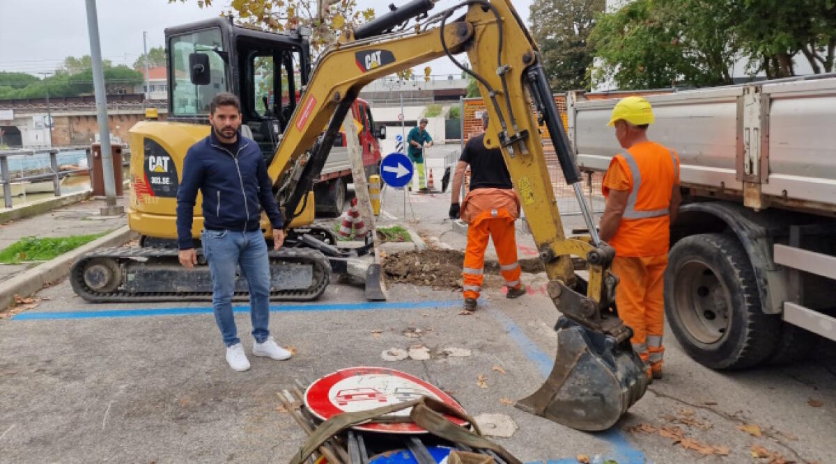 Rinnovo della rete dell’acquedotto, partiti i lavori in viale Bellini a Riccione - L'assessore Simone Imola al cantiere Hera