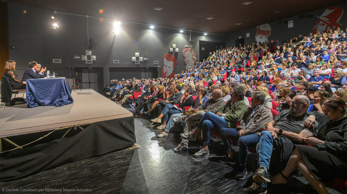 L'etica di Vito Mancuso riempie il teatro Astra: "Misano punto di riferimento per la filosofia" - 