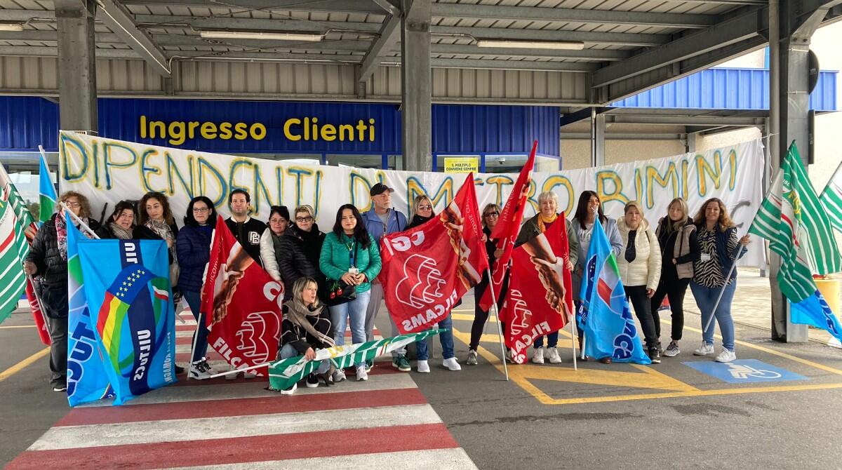 No alla chiusura di Metro Rimini: i lavoratori in protesta davanti al negozio - La protesta davanti a Metro Rimini