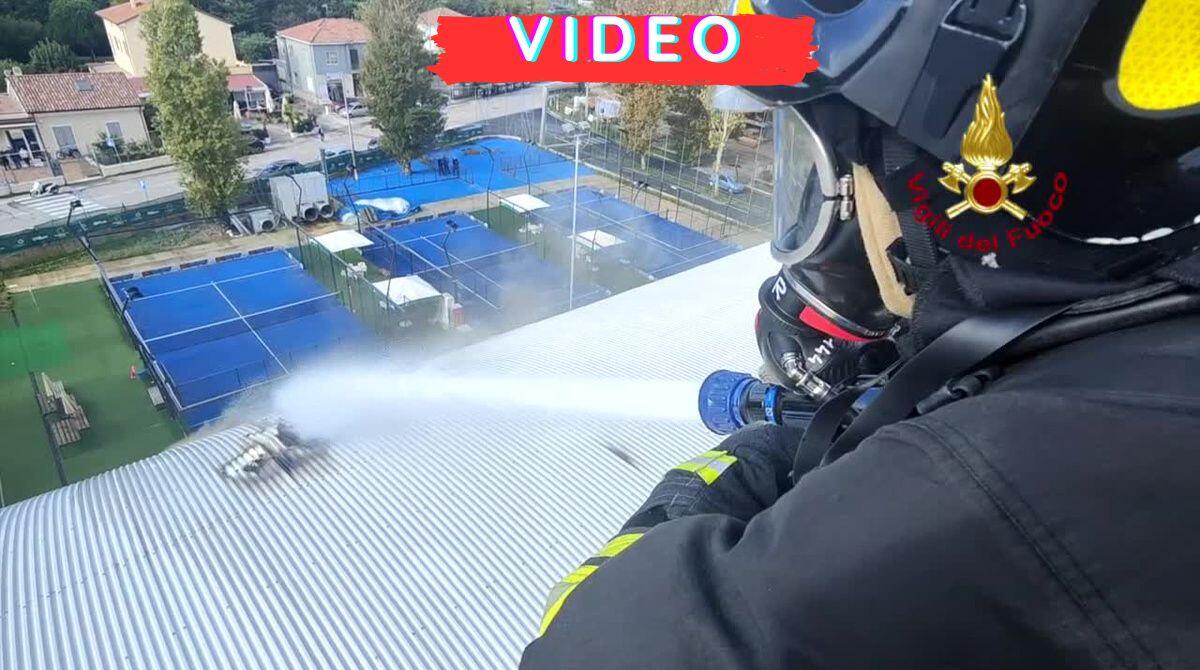 Incendio al pattinodromo di Viserba, tetto danneggiato e deformato dalle fiamme -