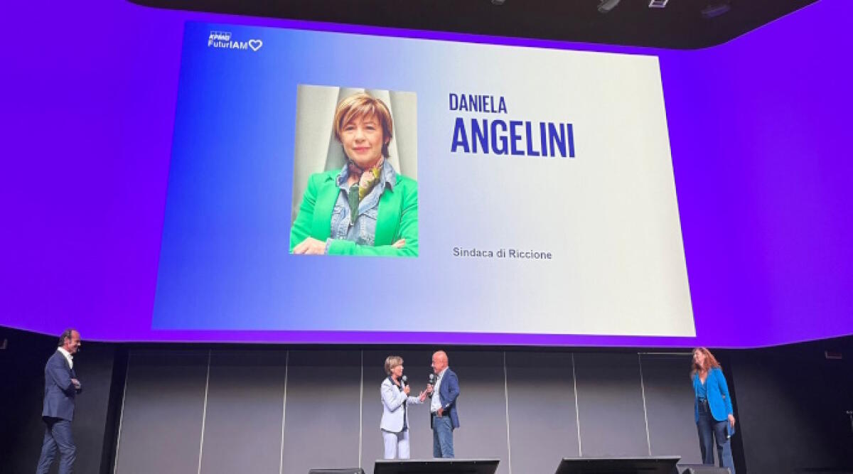 La sindaca Daniela Angelini al convegno di Kpmg: “Stiamo ristrutturando il sistema turistico di Riccione” - La sindaca Daniela Angelini con Paolo Cevoli, ospite all'evento