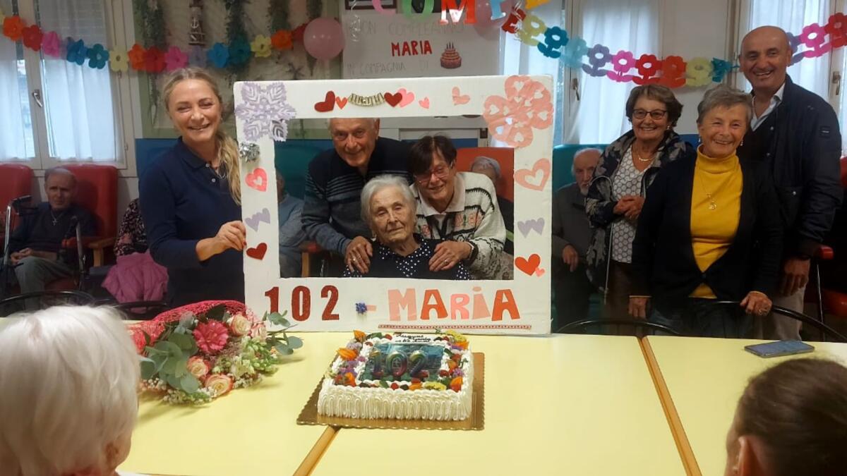 Auguri nonna Maria: 102 anni tra rime, uncinetto e la passione per la matematica -