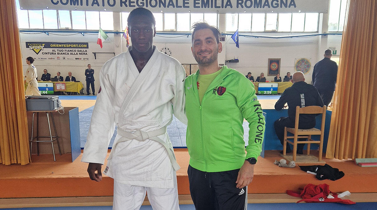 Judo, dominio Badiane: l'atleta riccionese si qualifica alla finale di Coppa Italia U35 - Bruno Badiane con il maestro Giuseppe Longo