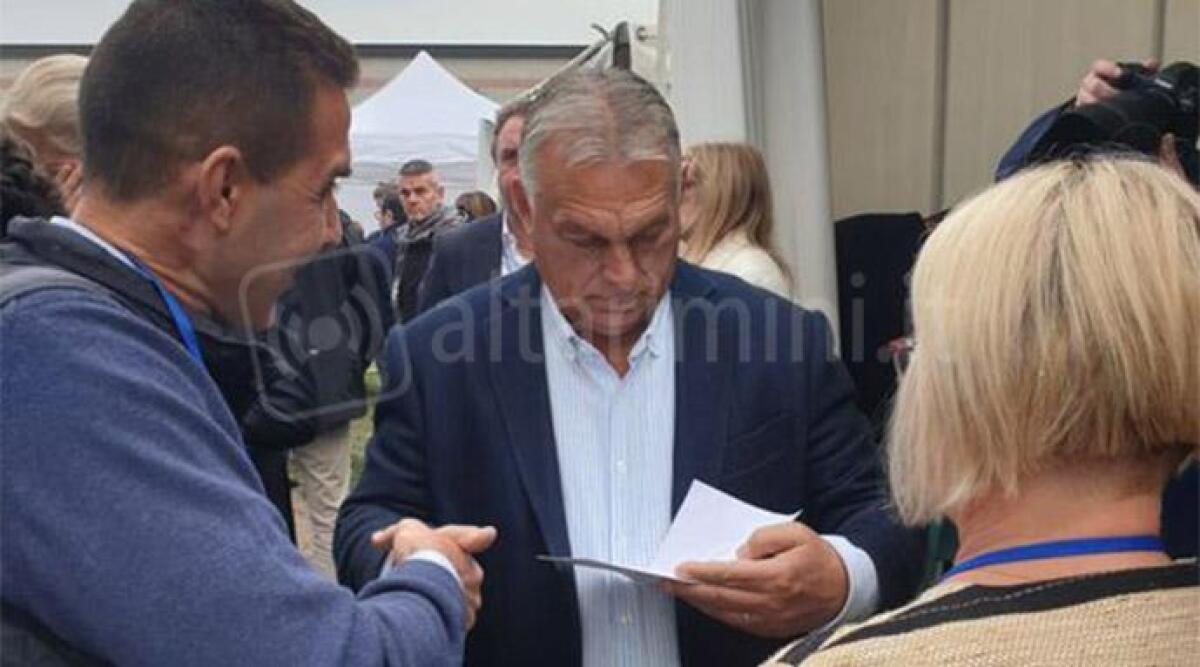 Giannini invita a Pennabilli Viktor Orban con l'intercessione di Vannacci - Vannacci consegna l'invito a Orban (Foto dal Facebook del sindaco Giannini)