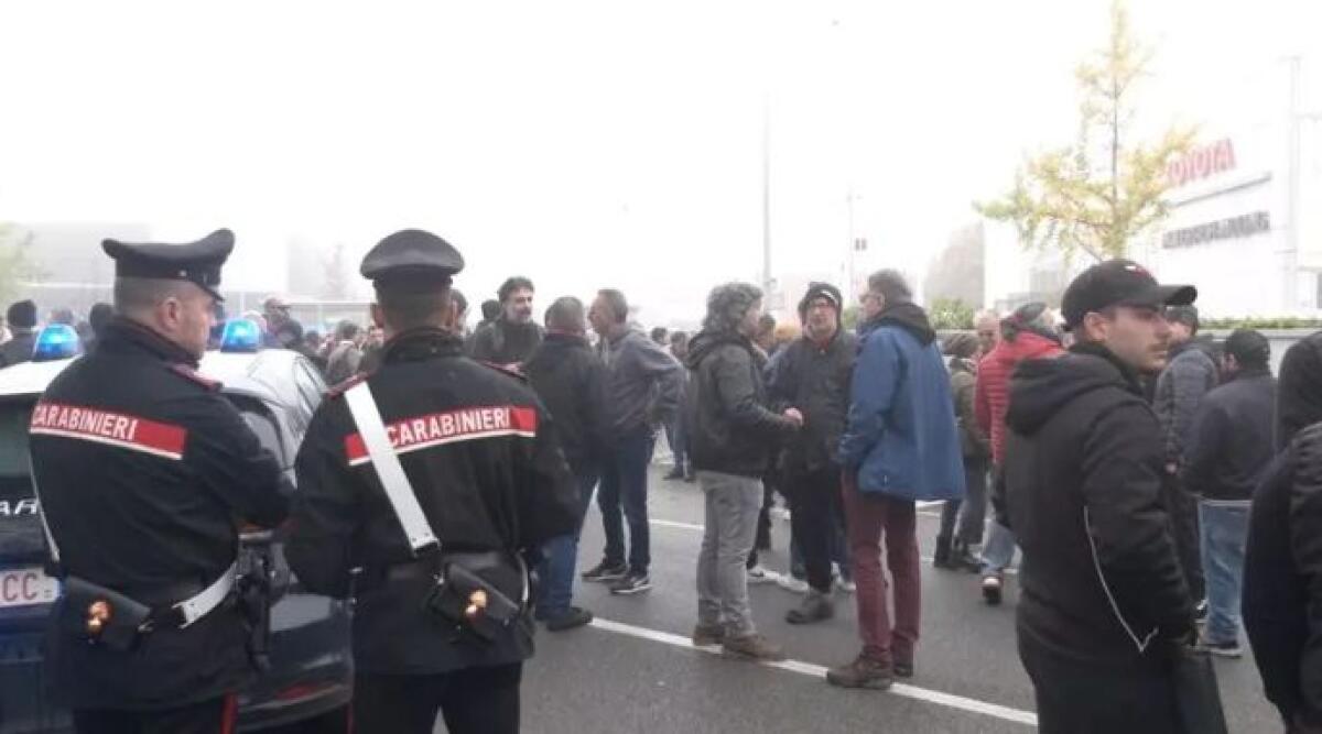Si fermano gli operai Toyota, sciopero davanti ai cancelli - Foto Ansa
