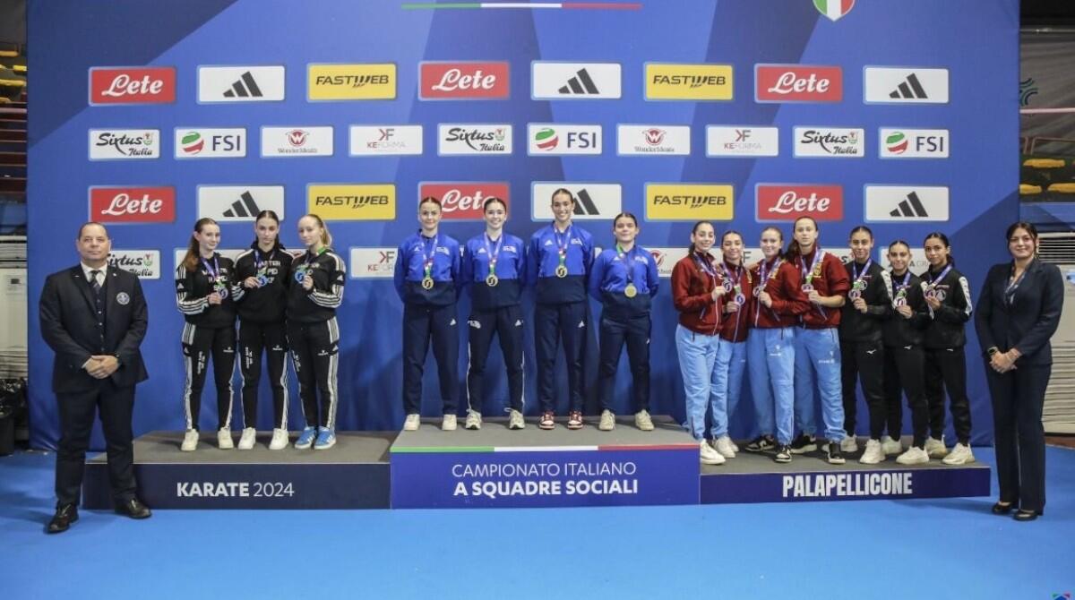 Le atlete di Centro Karate Riccione conquistano l'argento ai Campionati italiani di Ostia - La premiazione
