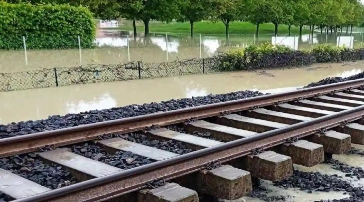 Maltempo: circolazione ferroviaria ancora sospesa tra Rimini e Cesenatico - Binari allagati (repertorio)
