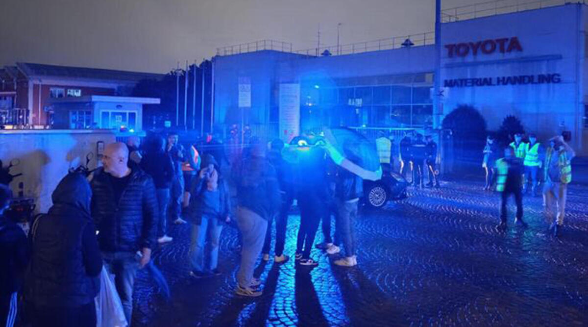 Esplosione in uno stabilimento a Bologna, 2 morti e 11 feriti - L'esterno del capannone della 'Toyota Material Handling', foto Ansa