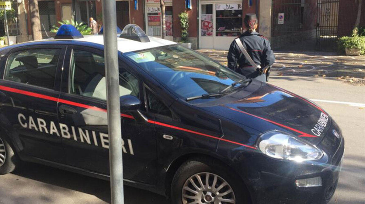 Zaini schermati per eludere l'anti-taccheggio e rubare i liquori: arrestati - Carabinieri PH ANSA