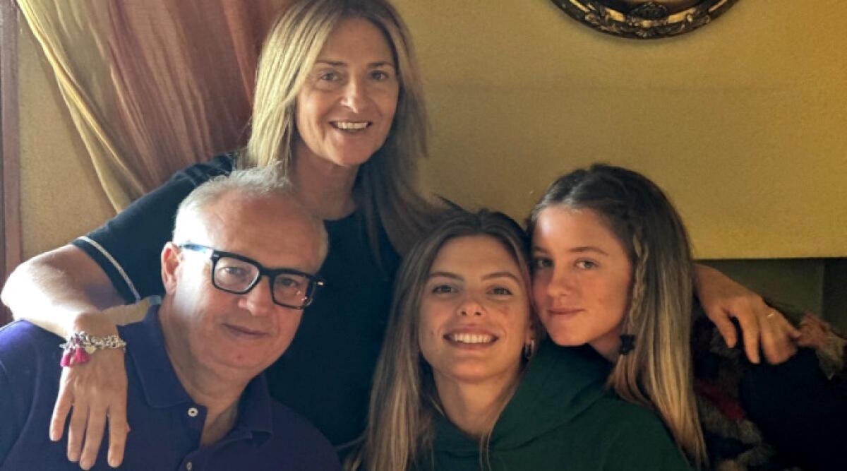 Il volley, successi e sacrifici, poi il covid, la campionessa Carlotta Simoncini: “Con il lockdown ho ritrovato gli affetti” - Carlotta assieme alla sua famiglia