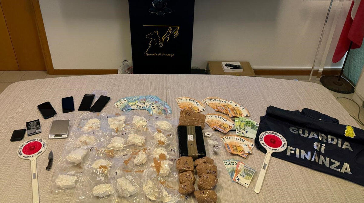 Lanciano droga dalla finestra prima della perquisizione: in tre finiscono in manette - 