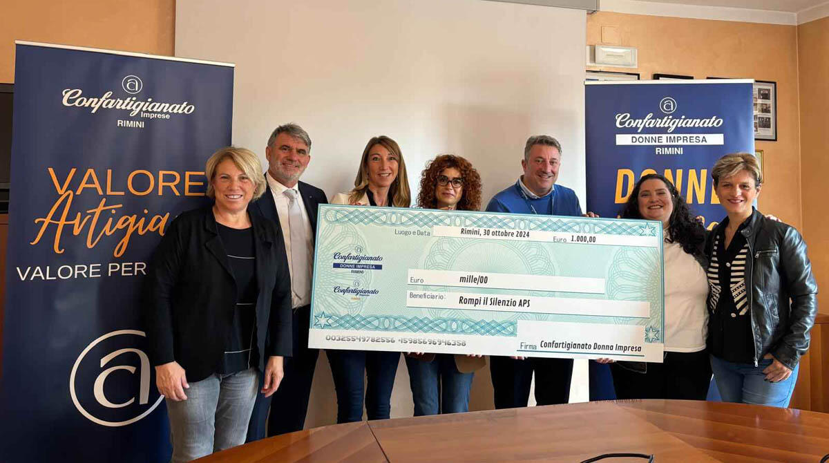 1000 euro dal mercatino benefico per l'associazione Rompi il silenzio -