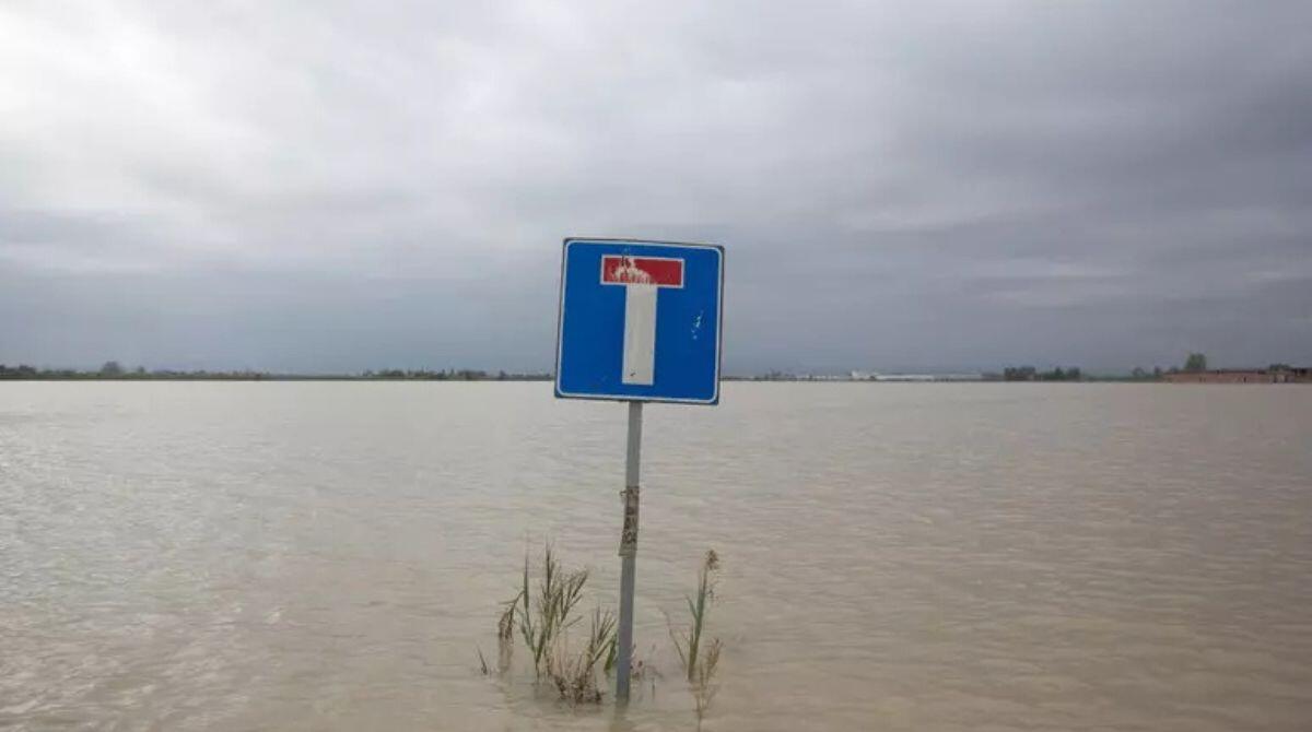 Maltempo: treni sospesi, prime riaperture nel pomeriggio - PH ANSA