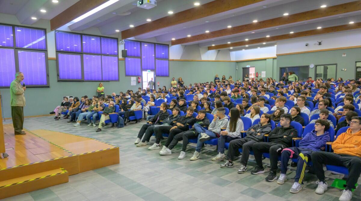 Giovani e innovazione urbana: l'incontro del liceo Volta Fellini con Stefano Mancuso - Lezione di Stefano Mancuso al Fellini