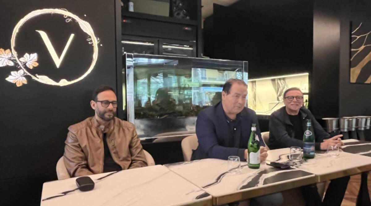 A Riccione il Villaggio di Natale va oltre il “Salotto”. Gli esercenti: “L’ambizione è di crescere” - Da sinistra Giorgio Fortunato, Maurizio Metto e Pasquale Lonero, presidenti dei comitati