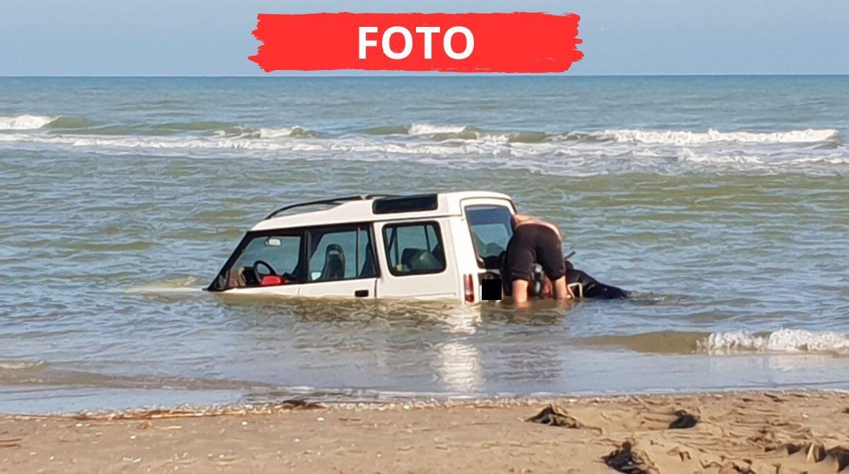 Riccione: uomo impantanato a riva mentre guida il fuoristrada sul bagnasciuga - Le immagini dell'episodio avvenuto alla foce del Marano