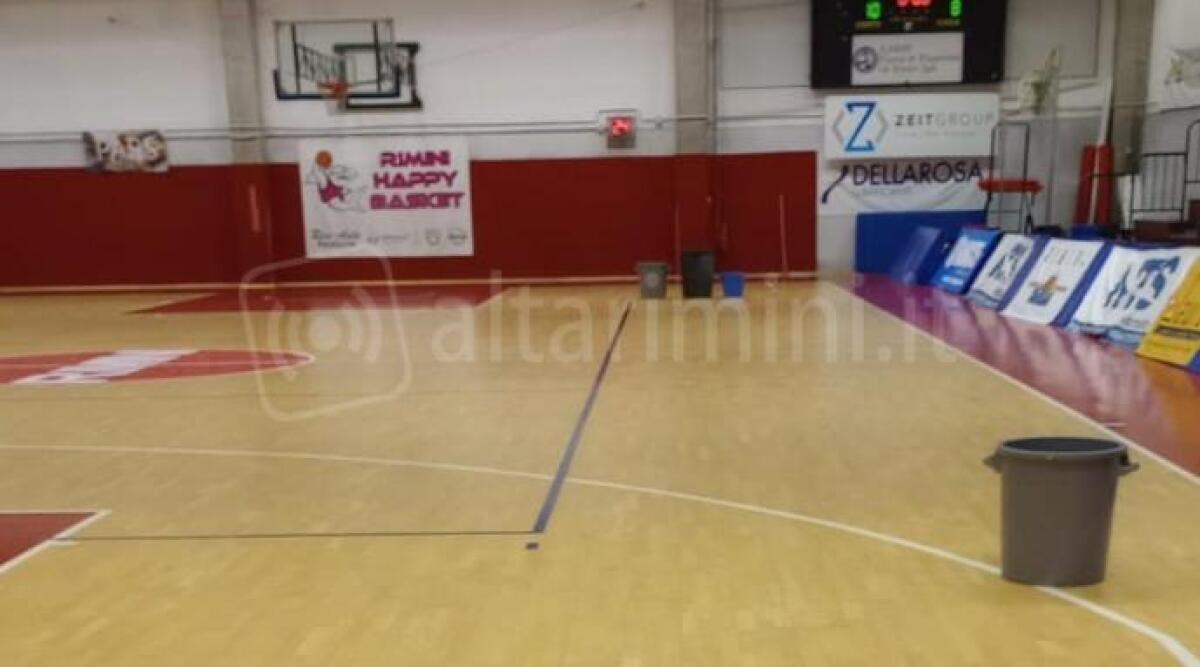 Pioggia sul parquet della palestra Carim: l'Happy Basket sollecita l'intervento del Comune -