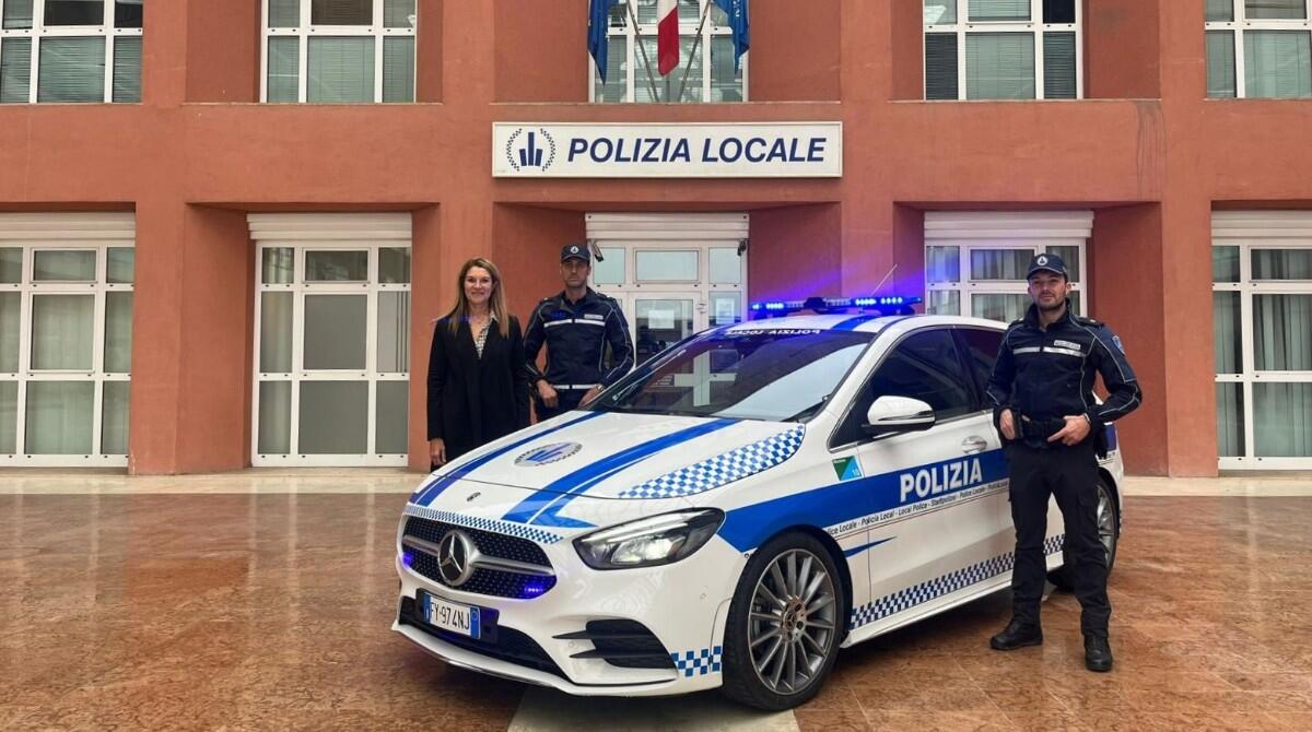 Dal crimine alla giustizia: una Mercedes confiscata è ora della Polizia locale di Riccione - Auto polizia locale
