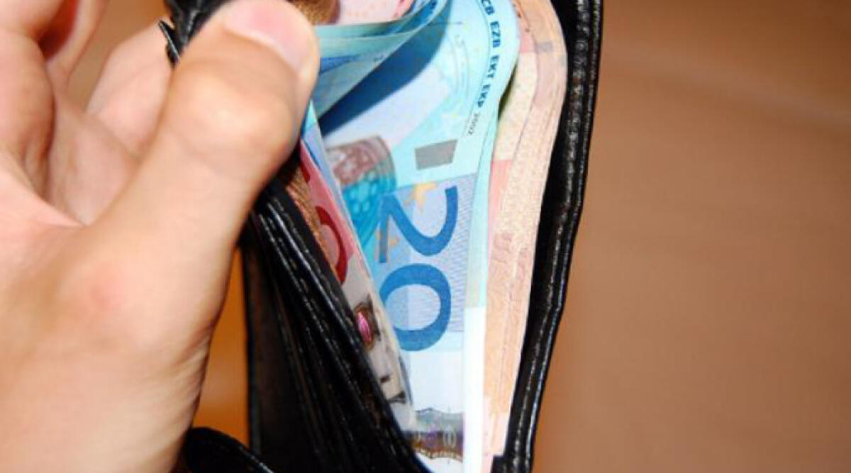 Trova un borsello con 174 euro e non lo restituisce: condannato per appropriazione indebita - Archivio