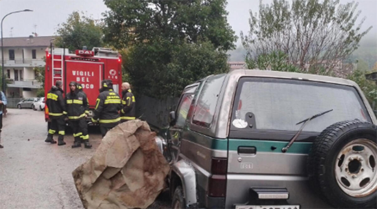 Enorme masso si stacca dal monte e colpisce un’auto a San Piero in Bagno - L’intervento dei vigili del fuoco