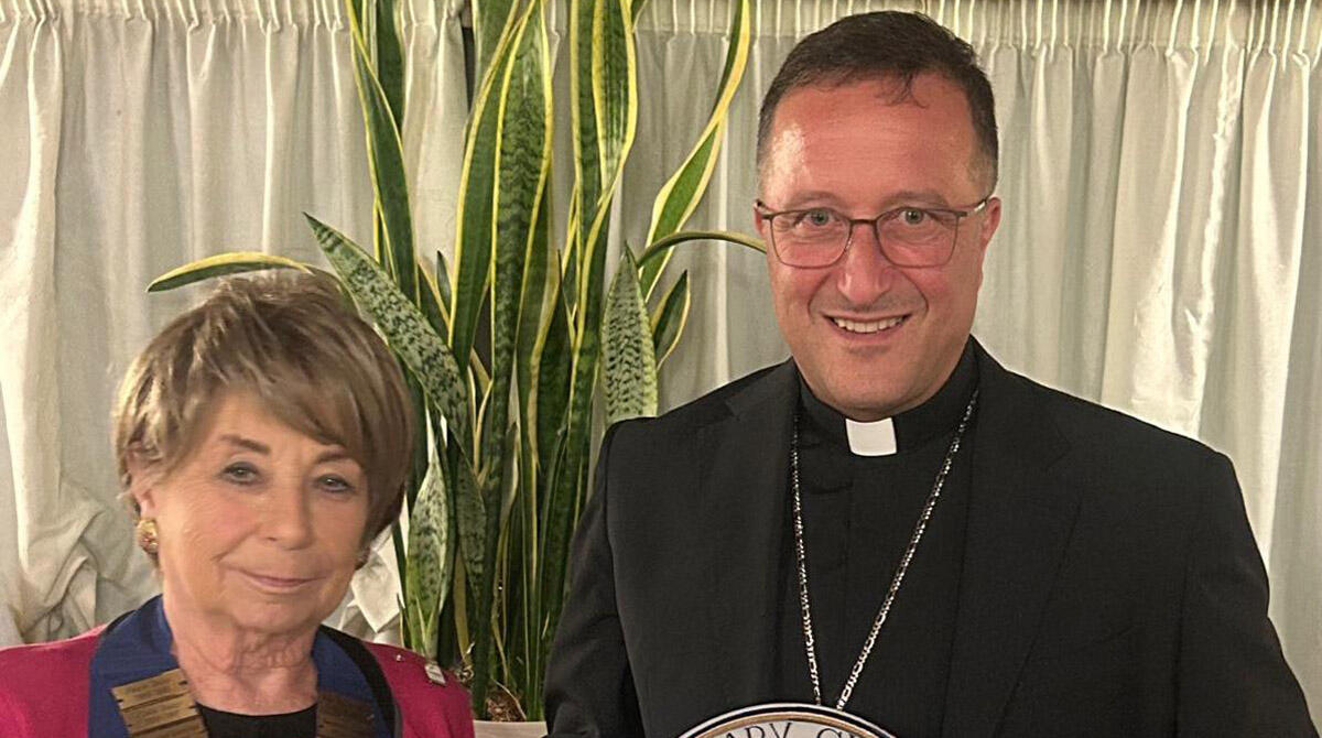 Il Rotary Club Novafeltria-Alto Montefeltro rafforza i legami internazionali - La presidente Giuliana Lucarini con il vescovo Domenico Beneventi