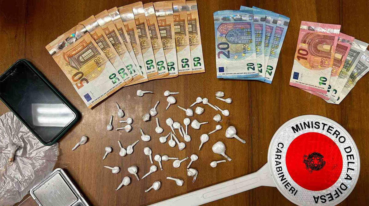 Controlli serrati a Miramare, un giovane pusher sorpreso in azione e arrestato - La droga e il denaro sequestrati