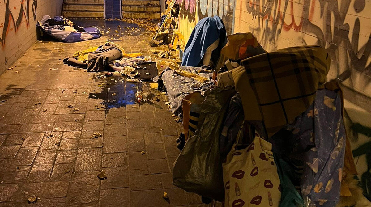 Rimini, sottopasso diventa luogo di bivacco: rifiuti e schiamazzi, interviene Polizia Locale - 