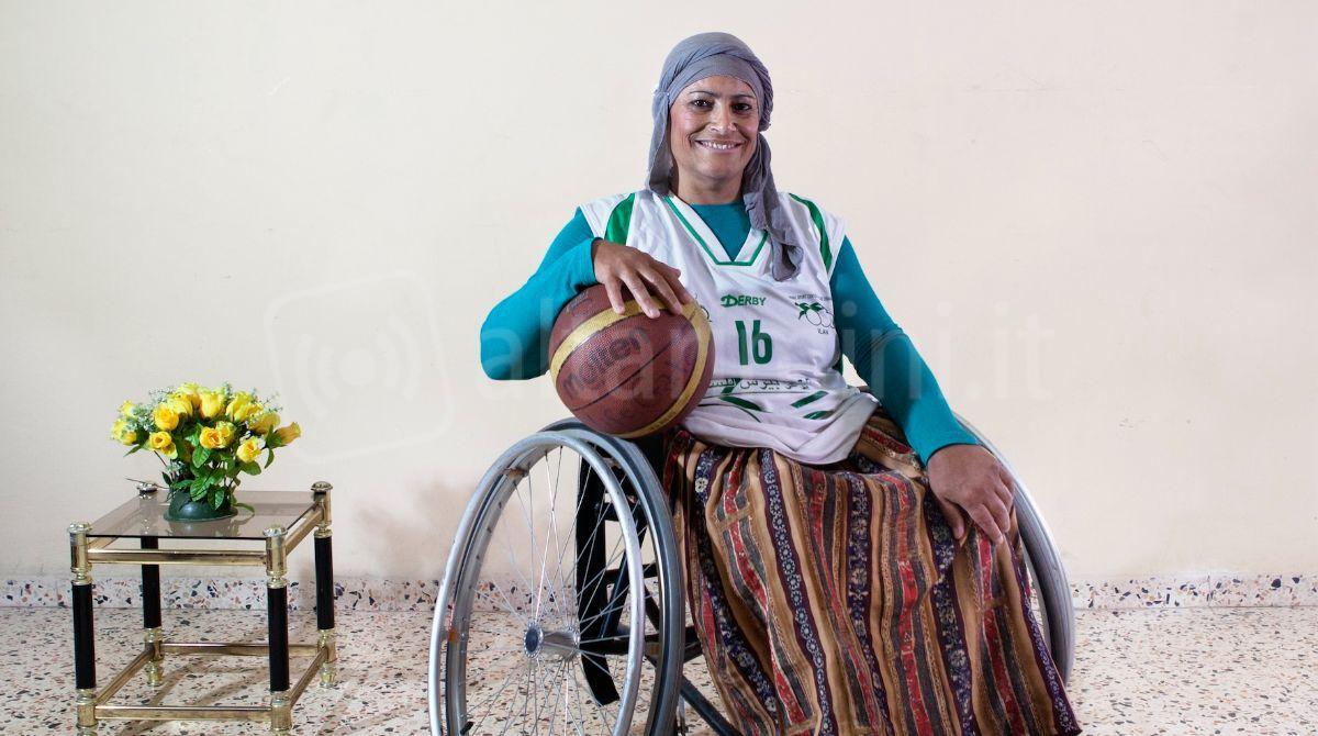 Workshop fotografico e mostra “I am a woman”: il Liceo Volta-Fellini esplora un’altra Riccione - Asma, 47, Bethlehem I had an accident when I was 16, which led to the loss of both my legs and affected my hearing. Since I entered the Life Gate Center 25 years ago, my life has changed: I work, doing embroidery and sewing, I got a motorized wheelch