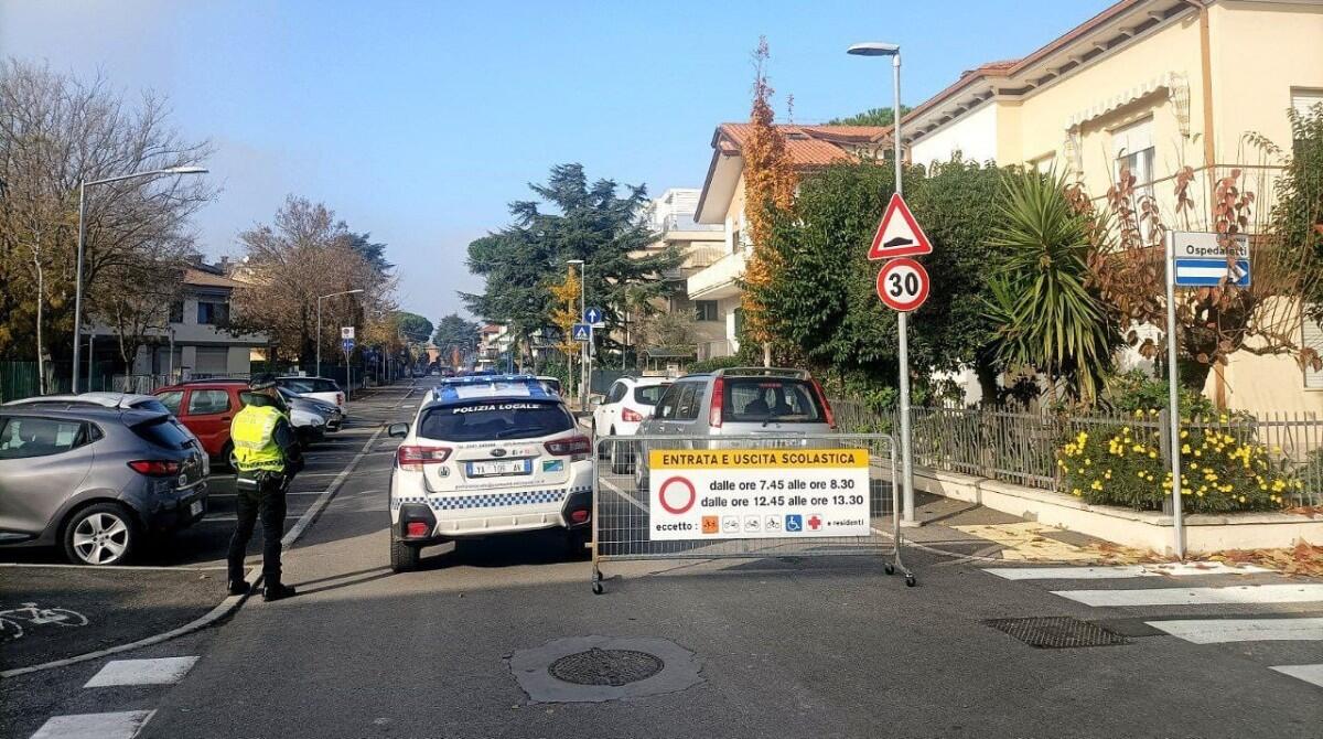 Cambia la viabilità in viale Finale Ligure durante gli orari di ingresso e uscita dalla scuola Annika Brandi - Transenna viale Finale Ligure
