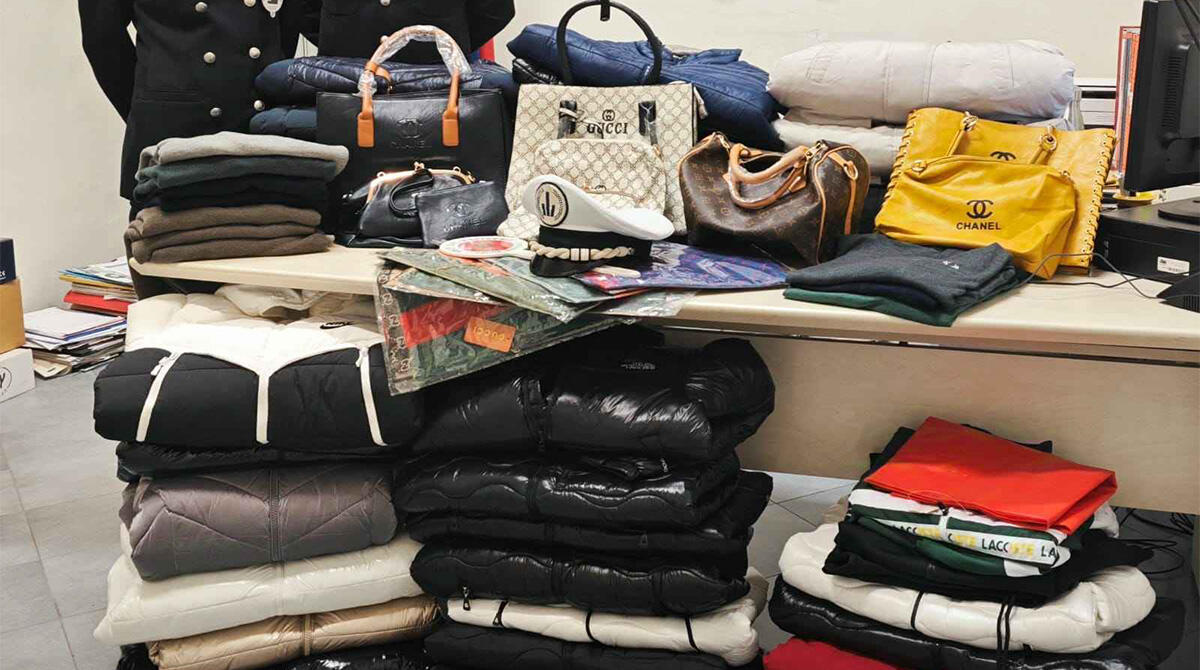 Venditore abusivo sorpreso alla Fiera di San Martino: scappa e abbandona la merce - REPERTORIO