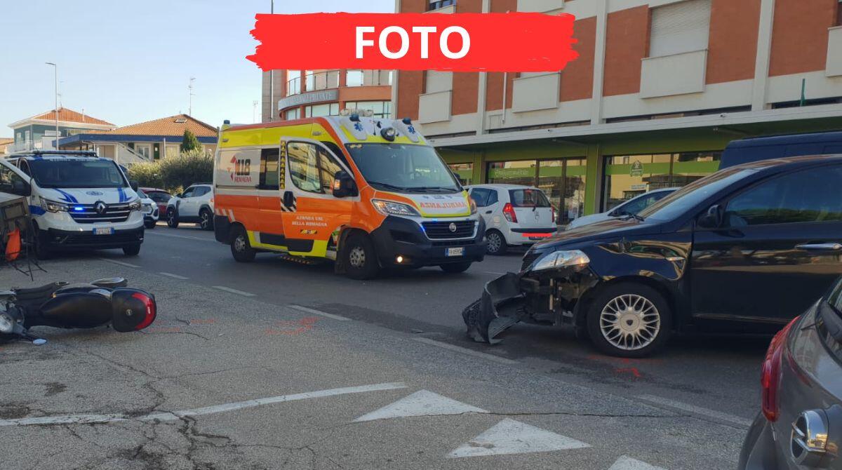 Incidente a Riccione: madre e figlio coinvolti in uno scontro tra auto e scooter - Le immagini dell'incidente