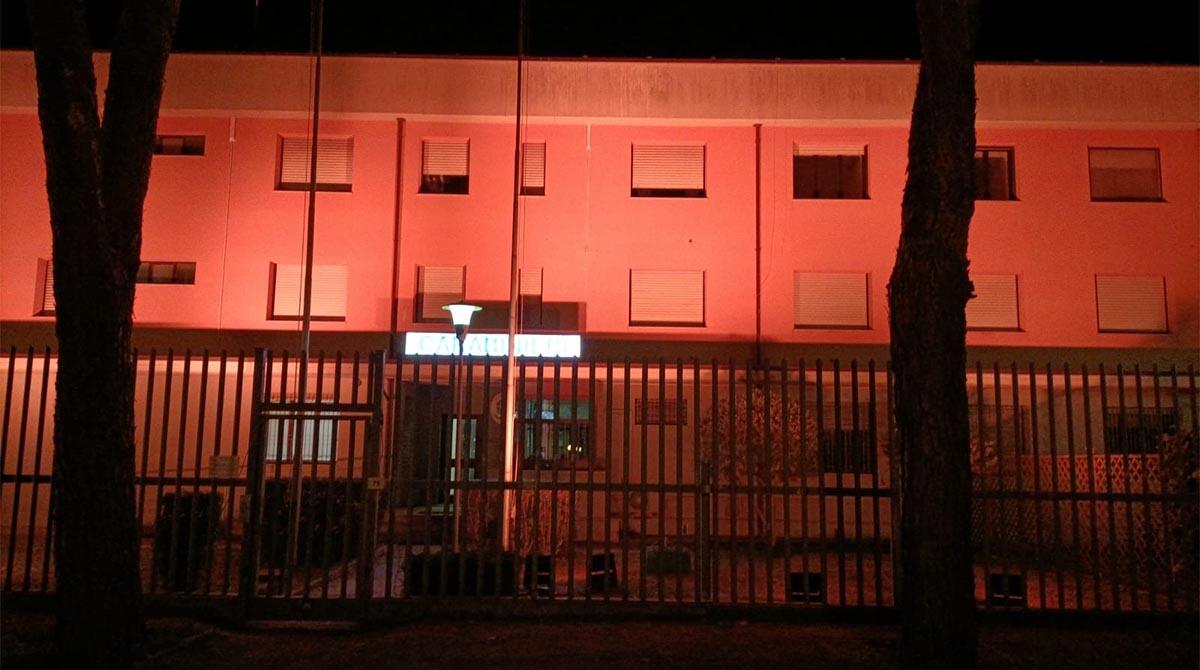 Cattolica, la Caserma dei Carabinieri illuminata di rosso contro la violenza alle donne - 