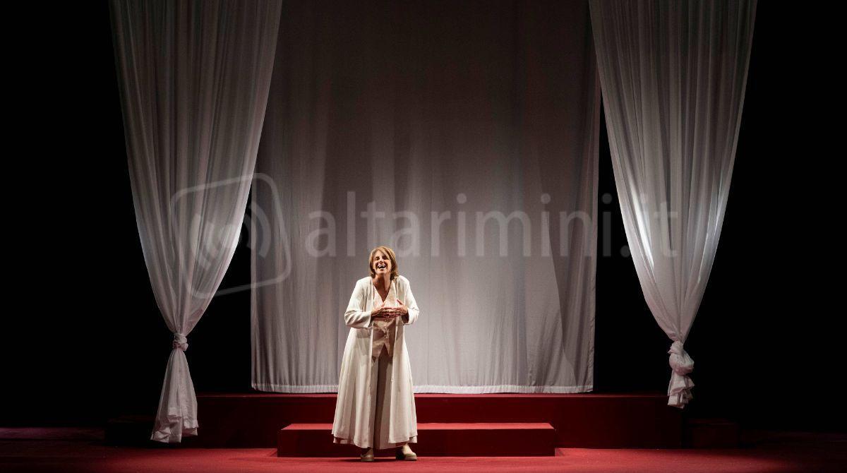 Lella Costa al Teatro Galli di Rimini con "Otello. Di precise parole si vive" - Ph Serena Serrani
