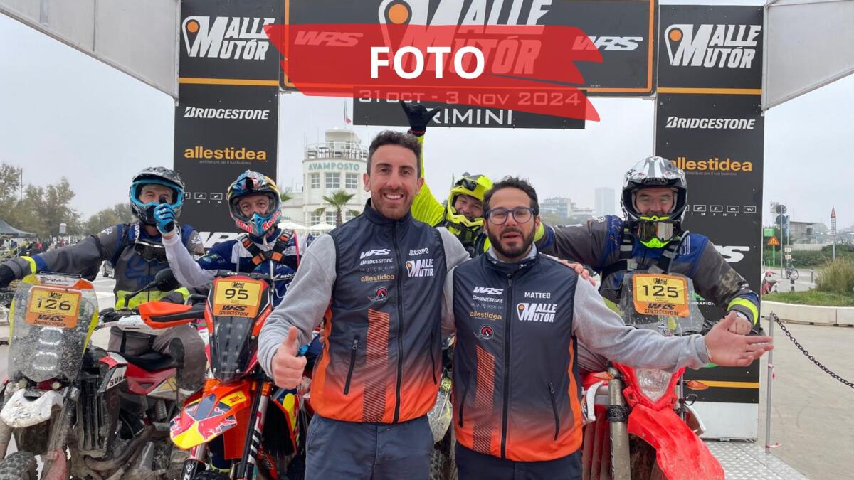 Malle Mutór, che spettacolo: la spiaggia di Rimini trasformata in pista per moto - Al centro Jacopo Azzolini e Matteo Casini, organizzatori della Malle Mutór