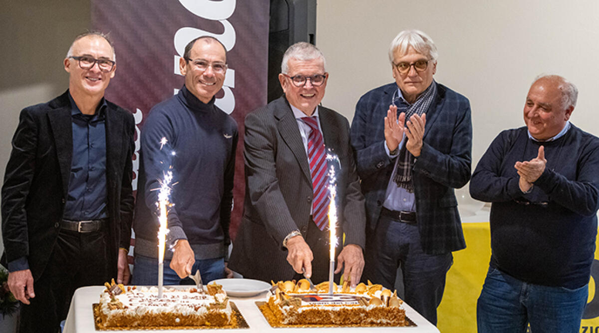 Il Team del Capitano celebra dieci anni di successi: festa al ristorante Franciosi - Foto torta con Bargellini, Cassani, Amadori, Bertozzi e il Vice sindaco di Poggio Torriana il Sig. Antonini