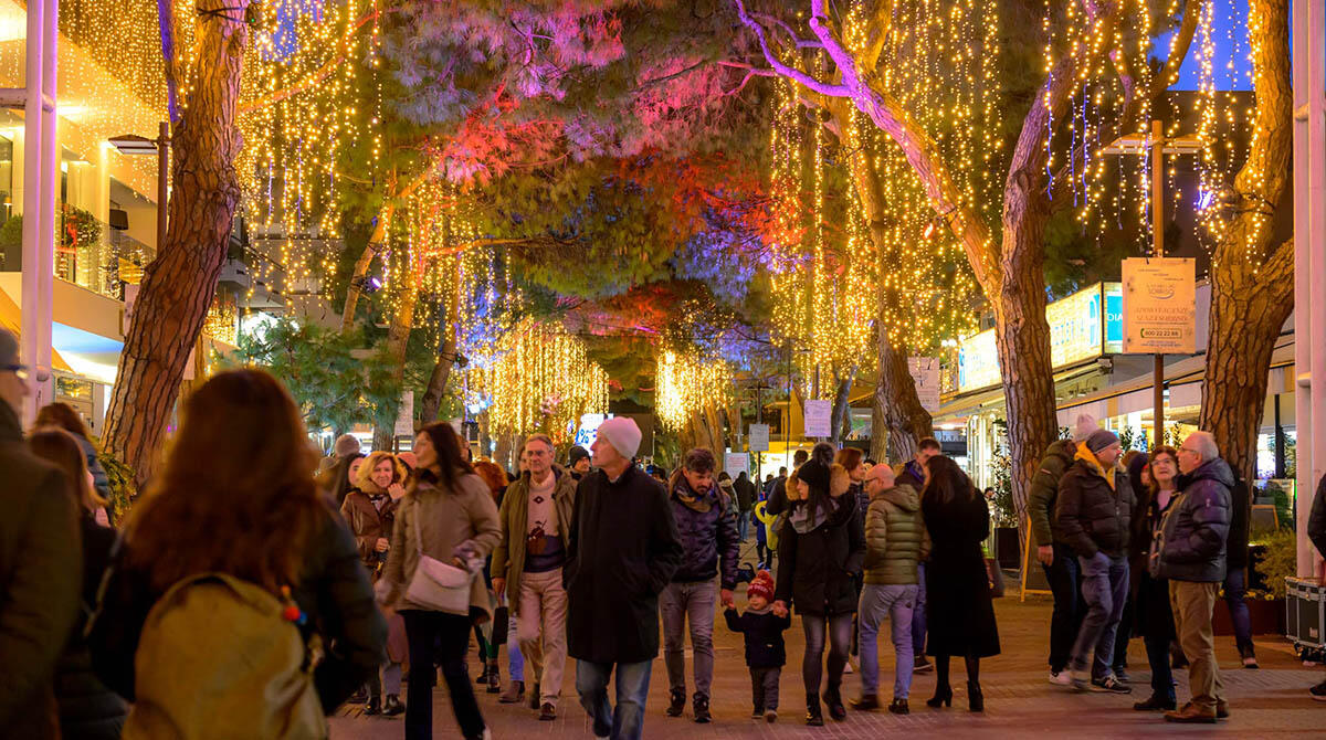 Riccione si veste di magia: al via il Natale ispirato al mare e agli elementi della natura - Luminarie Riccione Viale Ceccarini