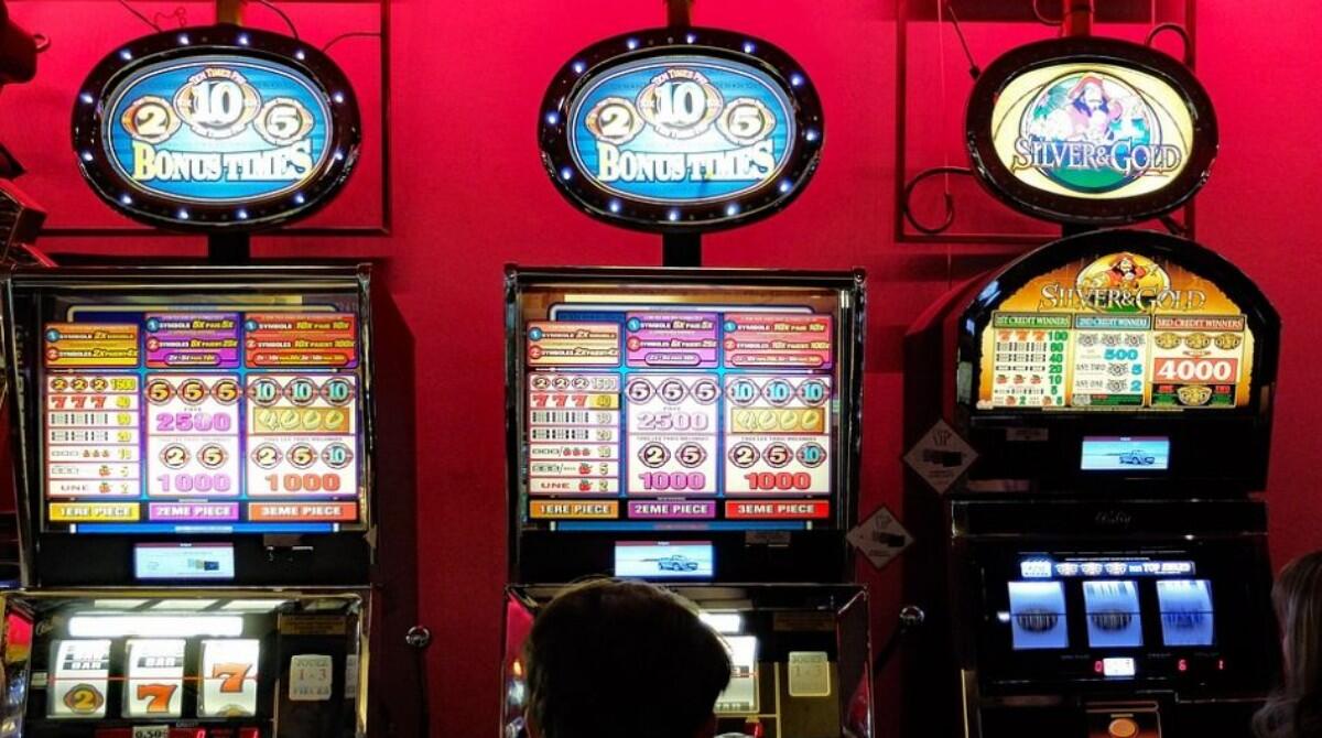 Gioco d’azzardo e anziani: incontri per combattere una dipendenza silenziosa - Slot machine