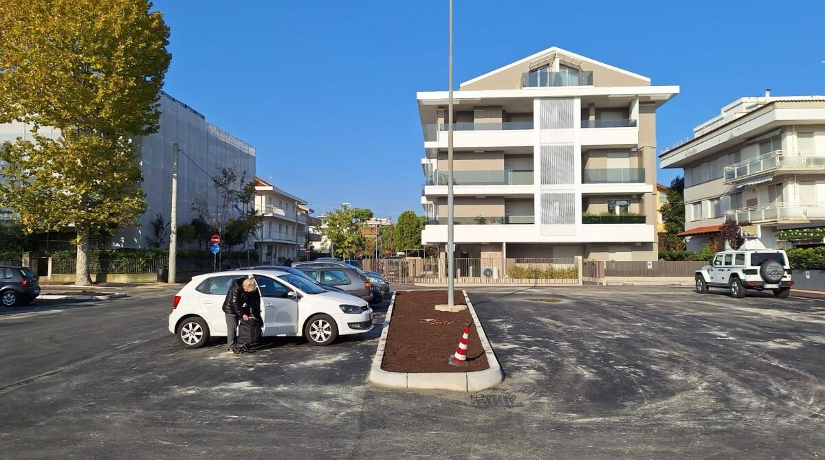 Riccione, quasi completato il cantiere per la riqualificazione di viale Bologna: in arrivo alberi e nuove fogne - Cantiere piazzale XX Settembre