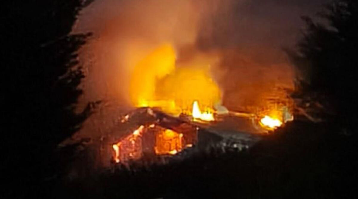Incendio devasta villa a Vergiano: nessun ferito, struttura crollata - L'abitazione avvolta dalle fiamme