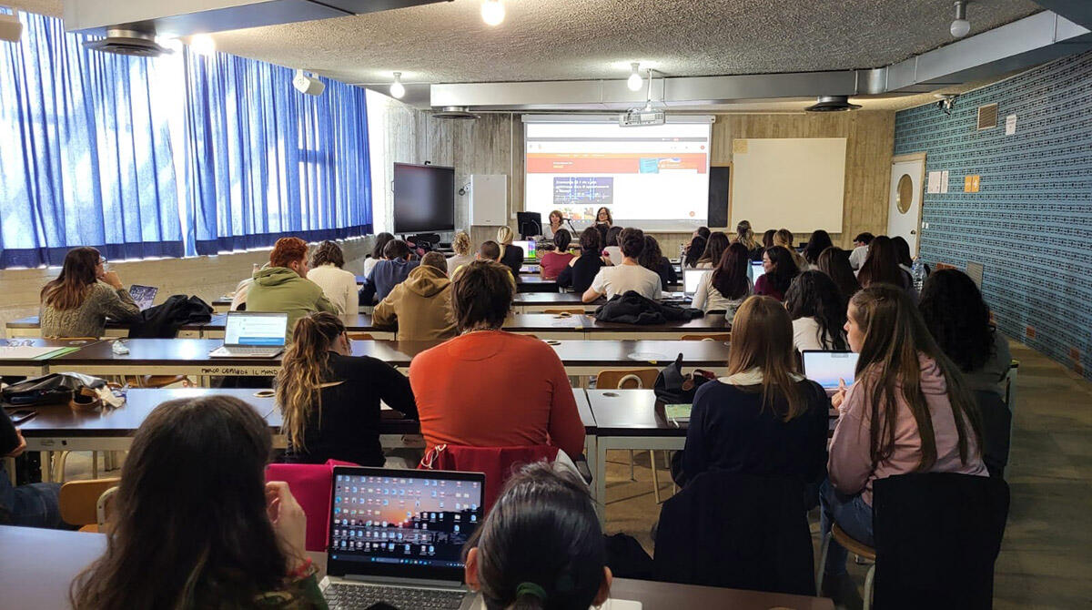 Il Chatbot di Rimini insegna l'Intelligenza Artificiale agli studenti universitari di Urbino - Incontro all'Università di Urbino
