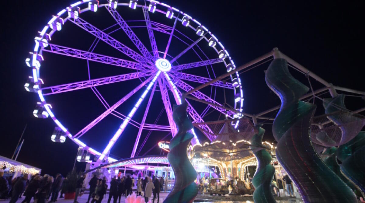 La Perla verde dà il via al Natale con “Riccione Christmas Sea”: un mare di luci, emozioni e sapori - La ruota in piazzale Roma, attrazione del 'Riccione Christmas Sea - Un Natale dal mare'